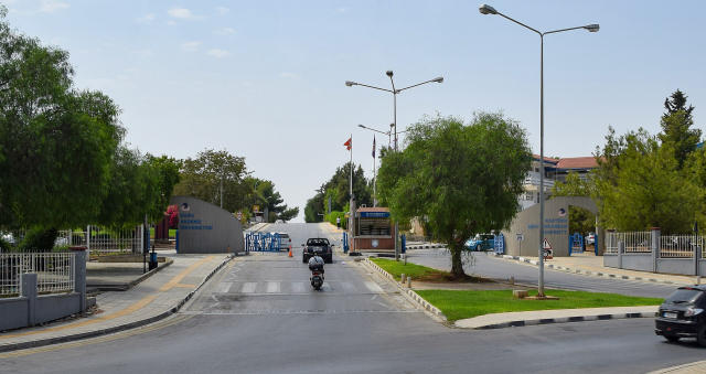 Doğu Akdeniz Üniversitesi kampüsünde ağaçlı yol, Gazimağusa